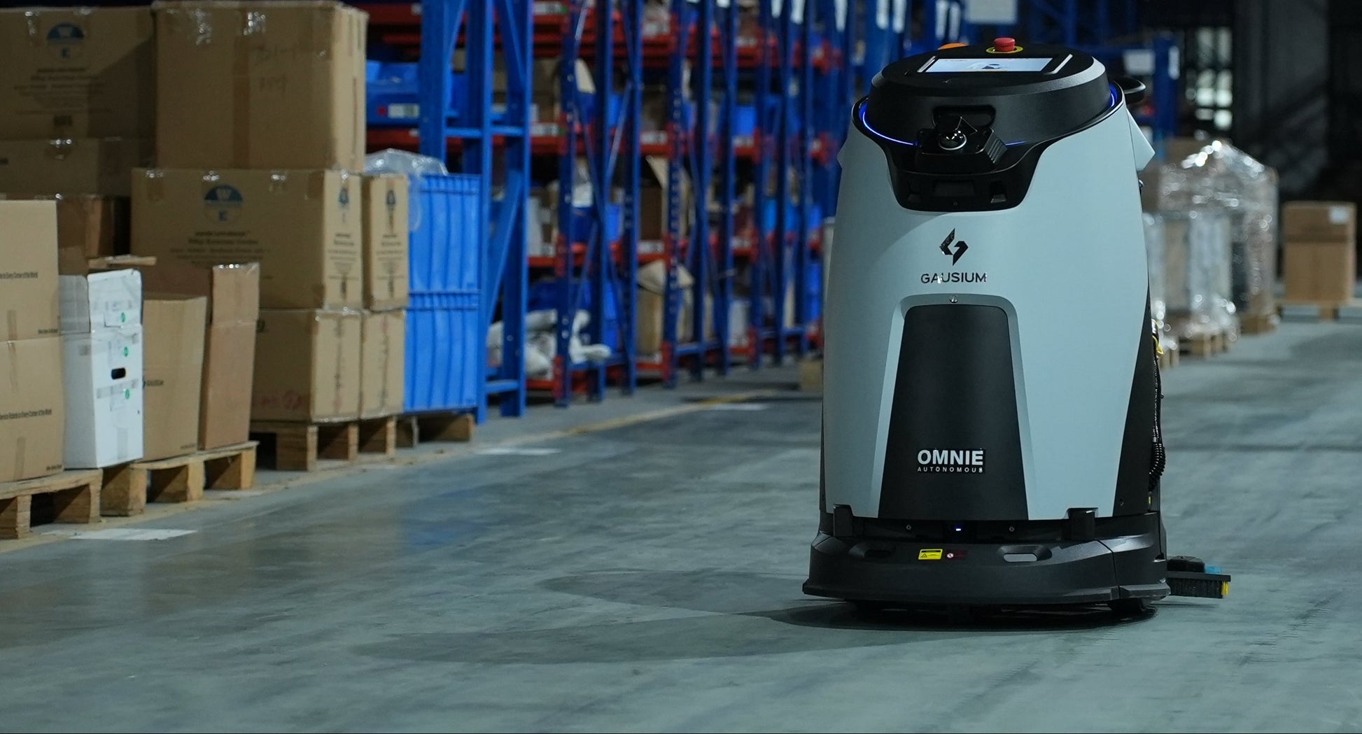 Gausium Omnie v skladišču